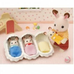 Sylvanian Families 5532 : Les Triplés Lapin Chocolat Et Accessoires Puériculture